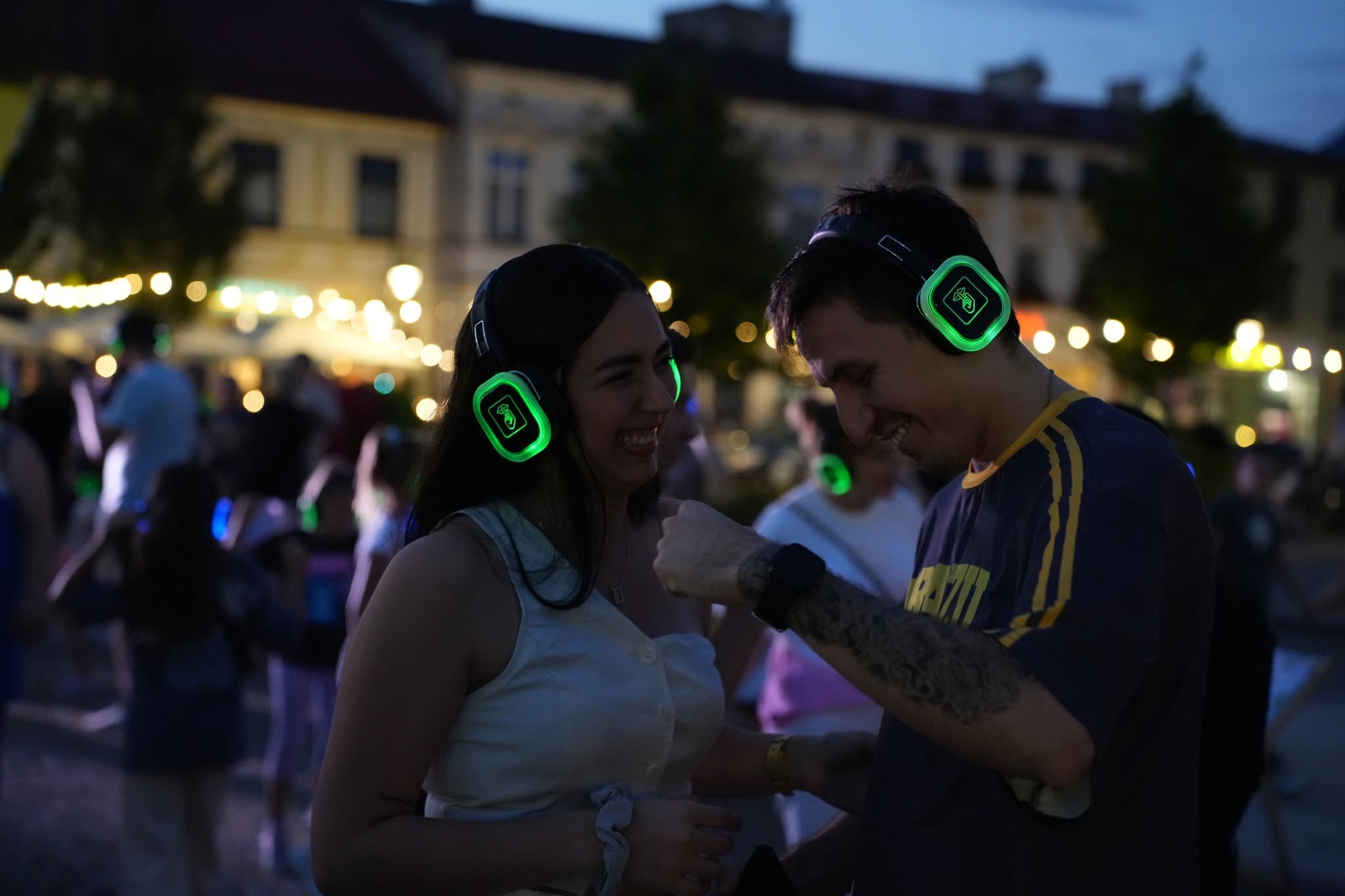Dwójka uczestników silent disco na rynku w Skierniewicach