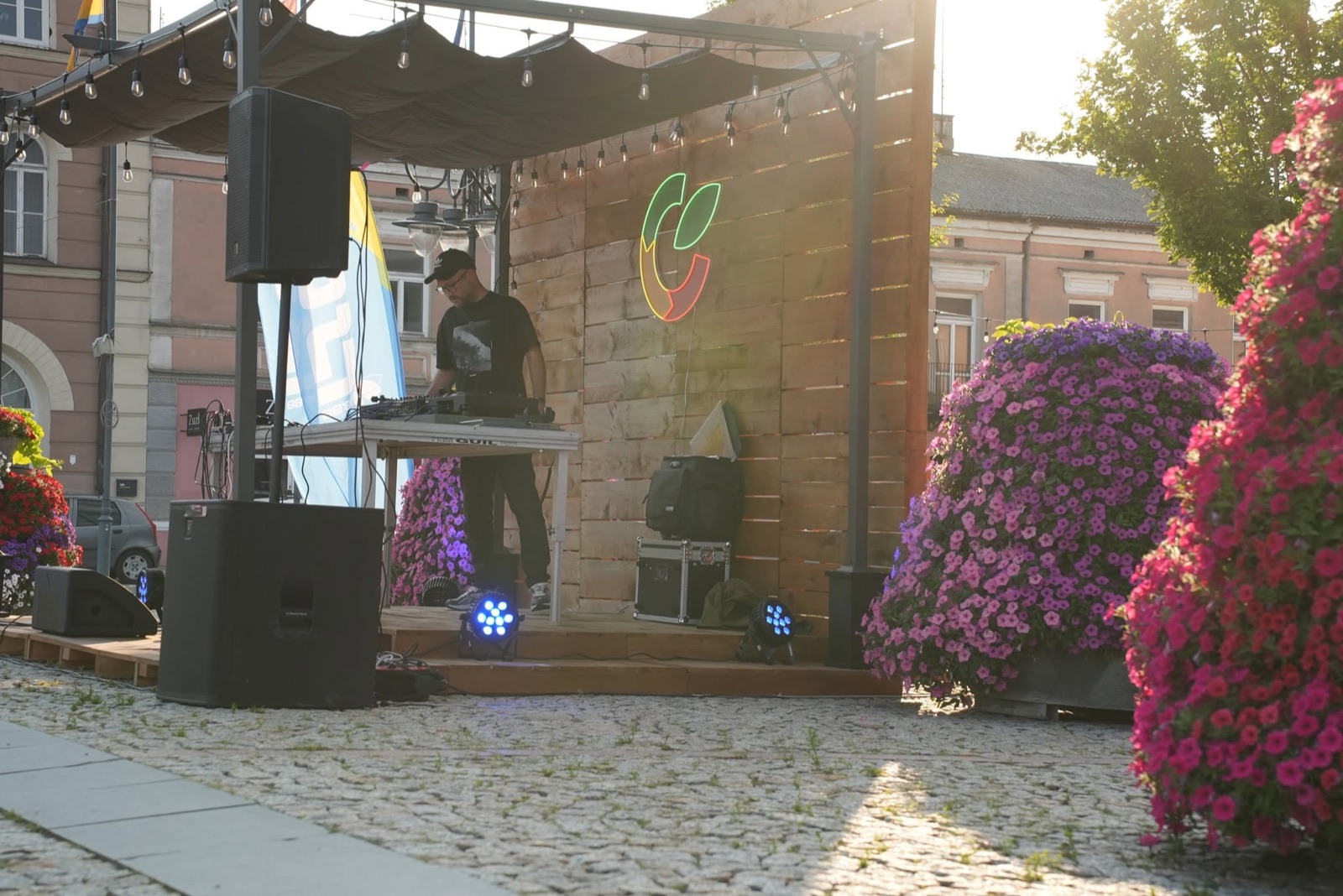 Scena Skierniewice Music Square w dziennym świetle