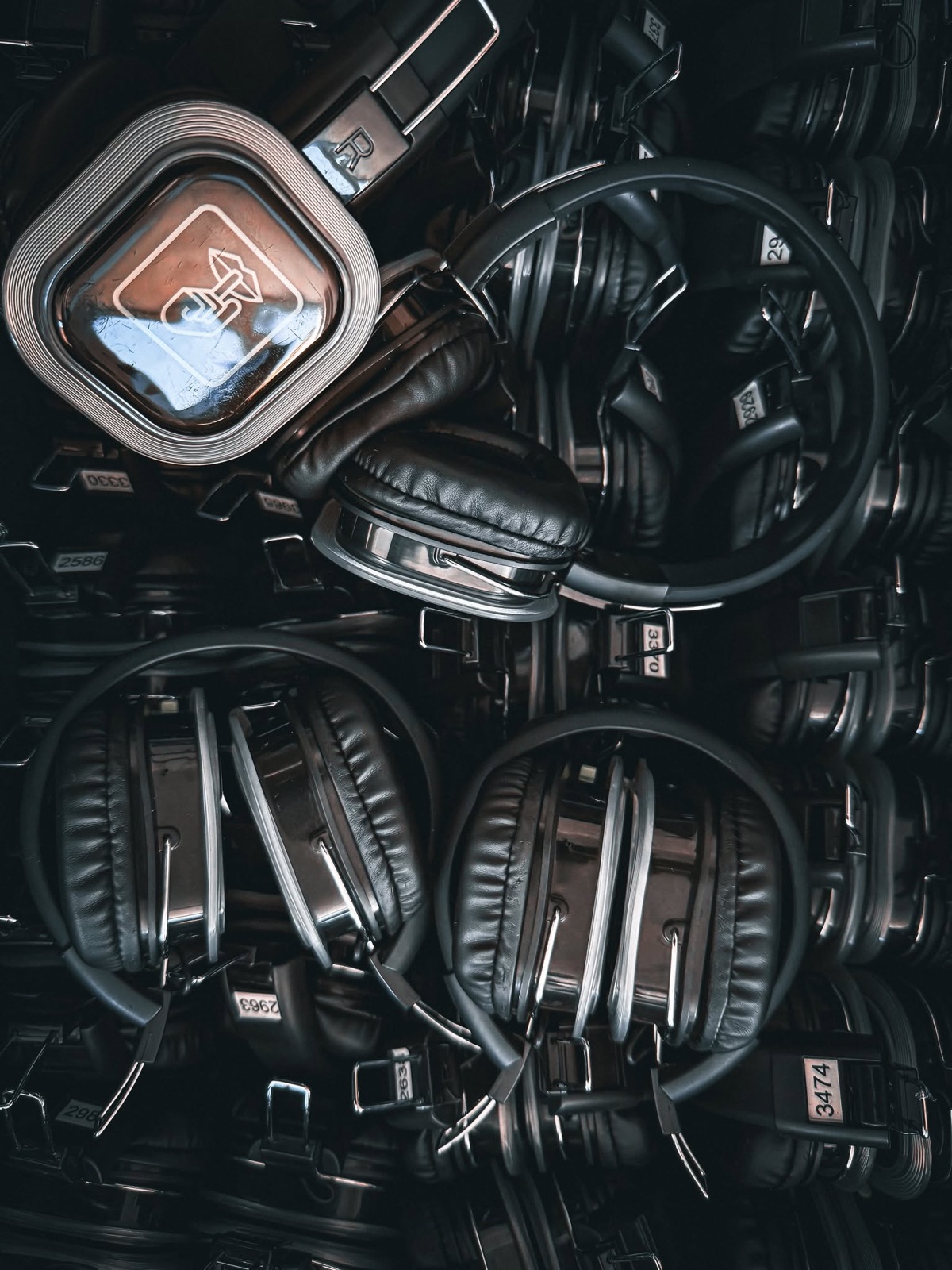 Słuchawki silent disco przygotowane dla uczestników