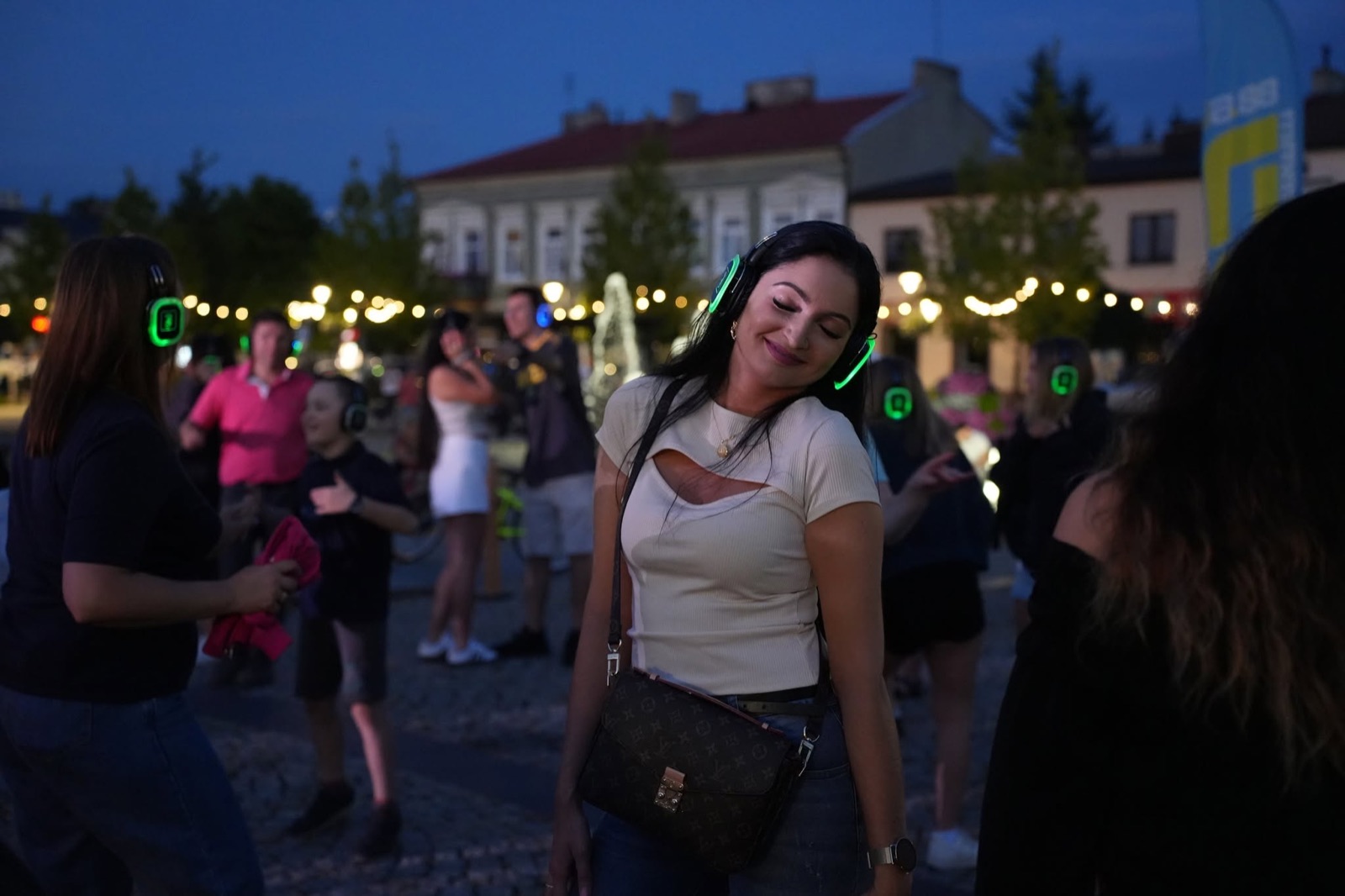 Uczestnicy silent disco na rynku