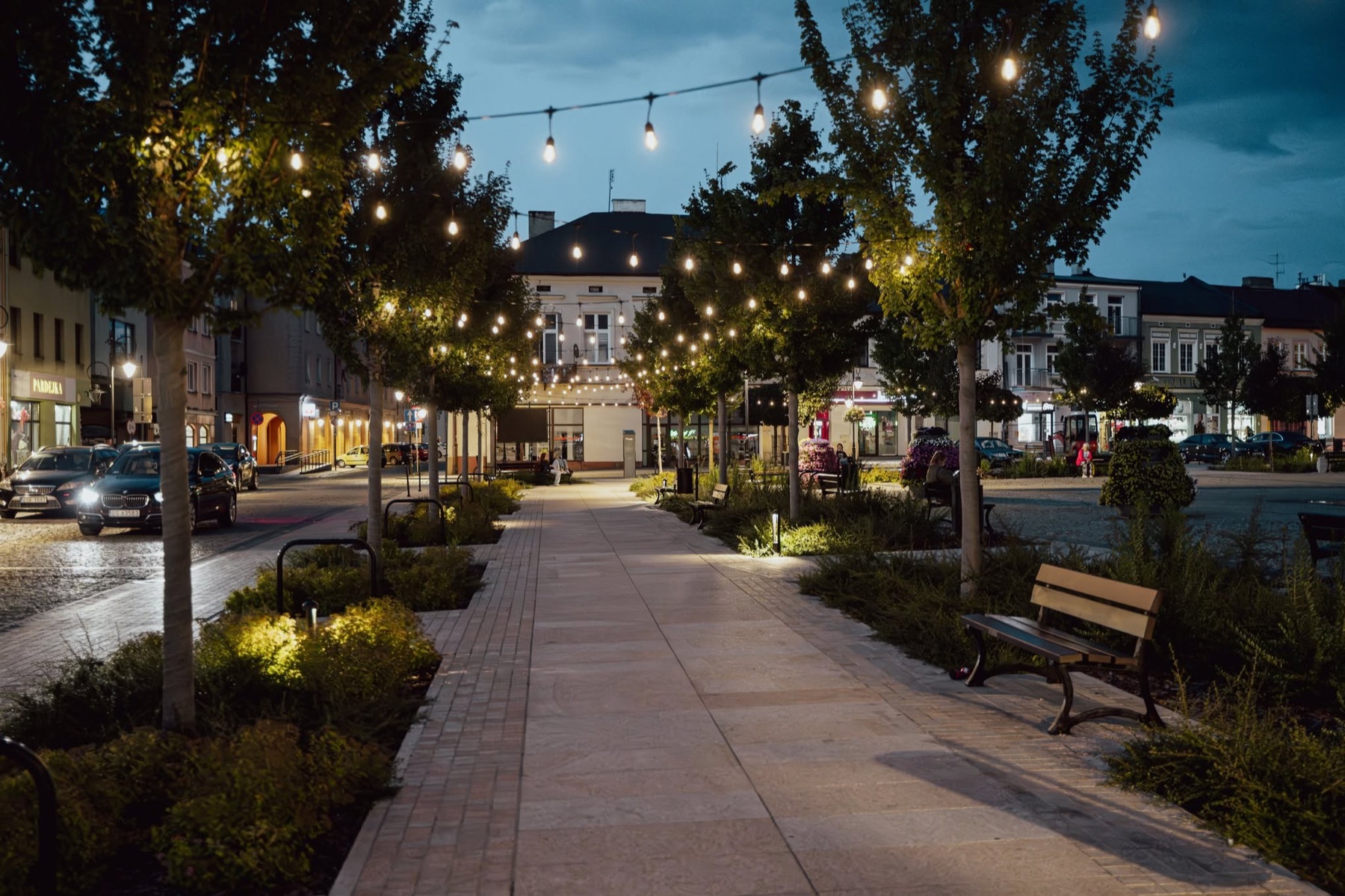 Skierniewicki rynek nocą z girlandami świetlnymi